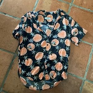 Men’s casual button-down collared shirt